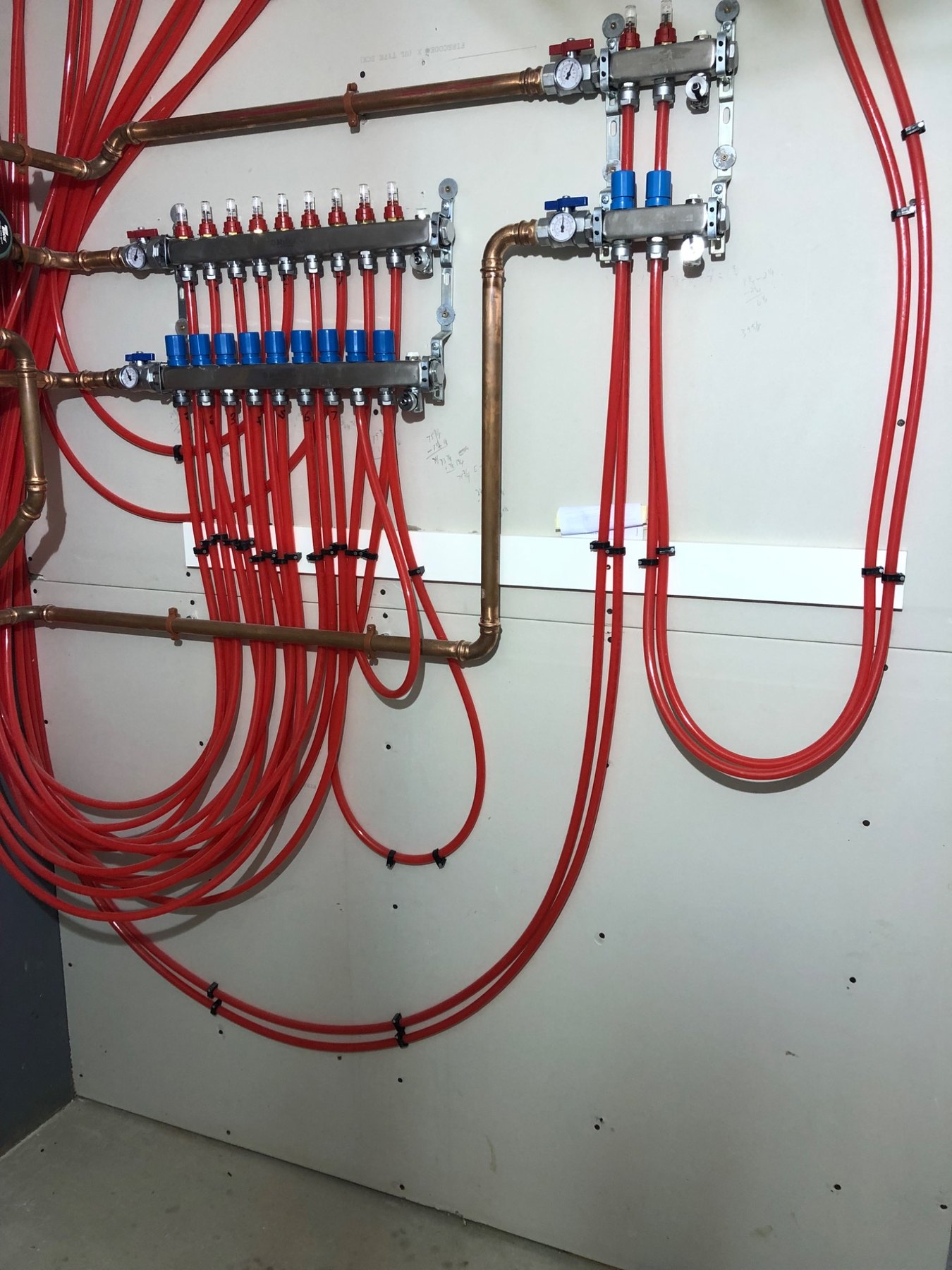Radiant heat manifold